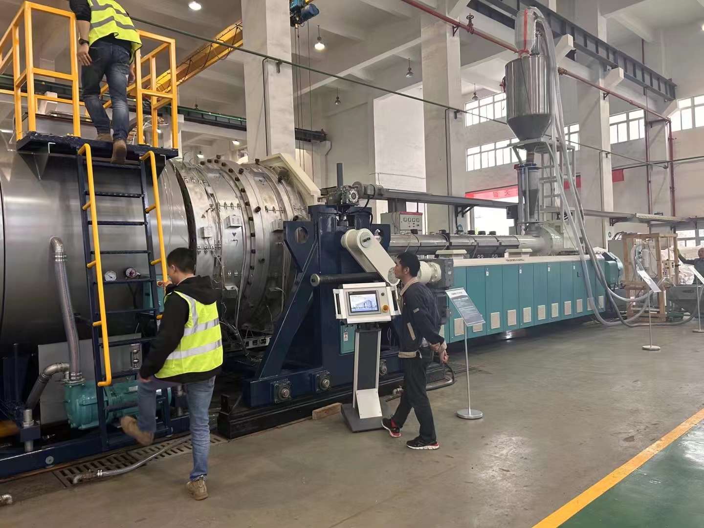 يقوم Fang Li بتحليل مبدأ وتطبيق وتطوير خط إنتاج بثق الأنابيب