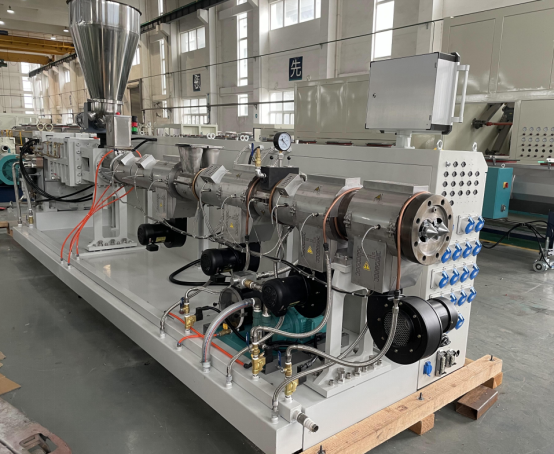 الأشياء التي تشكل خط بثق الأنابيب البلاستيكية