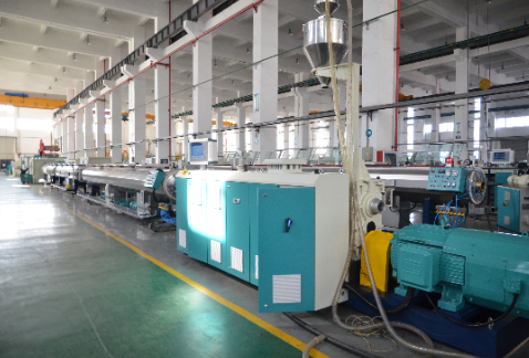 خط إنتاج قنوات PVC: التحليل الفني لمعايير التركيب والأسلاك